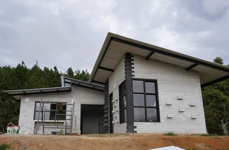 Casa unifamiliar construida con bloques Solteco de plástico reciclado