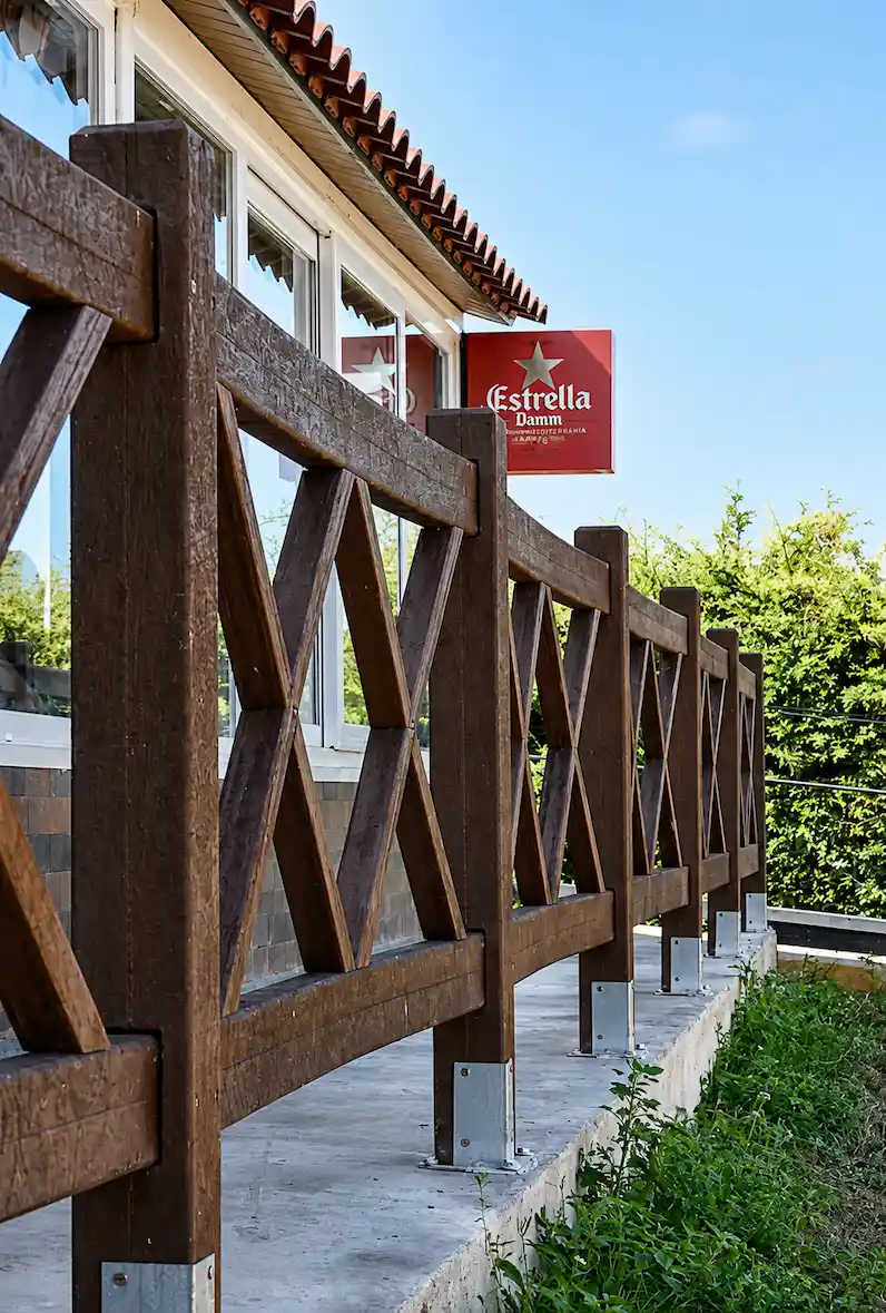 Valla perimetral del restaurante de las piscinas de Fuentespalda